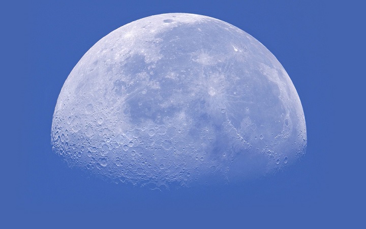 Левитирующий объект запечатлел астроном-любитель над поверхностью Луны