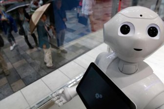 В Китае открылся "отель будущего", где посетителей обслуживают роботы. (+Видео)