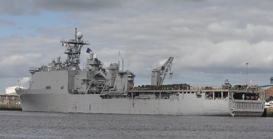 Большой десантный корабль ВМС США направился в Черное море