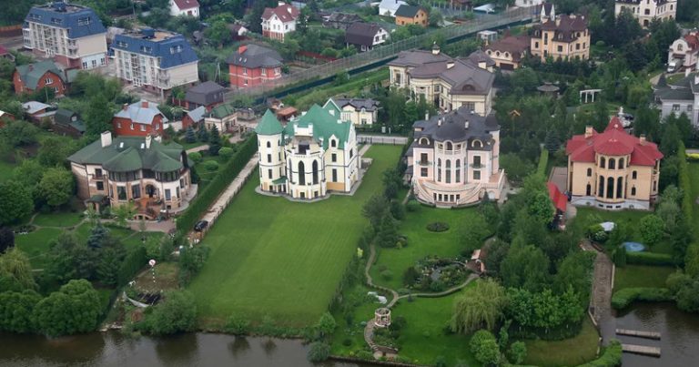 Замки на Рублевке распродают за полцены