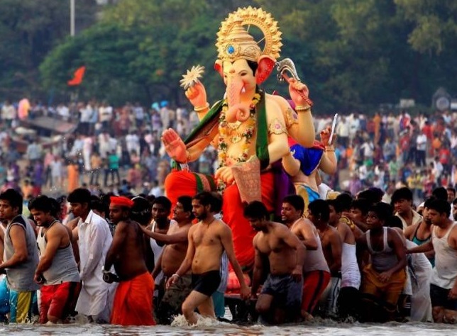 В Индии во время праздника, посвященного богу Ганеше, утонули более десяти человек