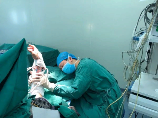 Китайский хирург уснул во время операции, но своё дело он сделал