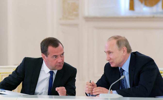 Путин: А вас, Медведев, попрошу на выход
