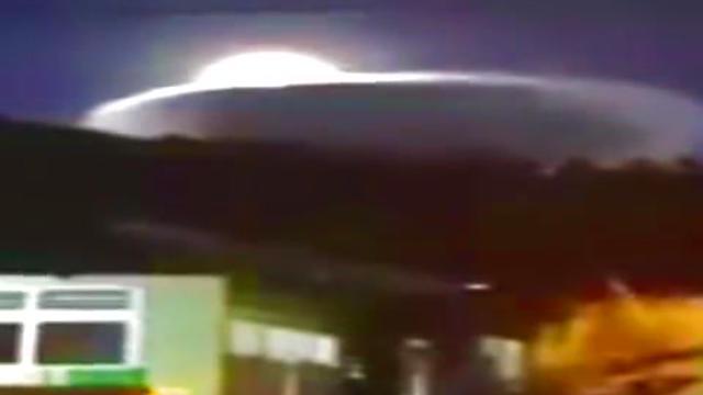 Толпа очевидцев засняла в небе гигантский летающий объект - ВИДЕО