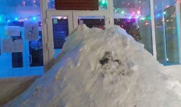 Жители наказали администрацию навалив кучу снега перед входом