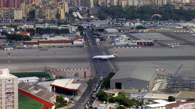 Аэропорт Гибралтара - взлётную полосу пересекает дорога