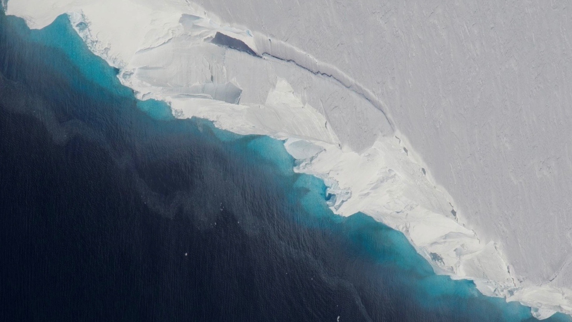 Гигантская полость подъедает антарктический ледник изнутри