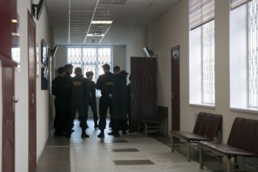 В Астрахани начался суд над экс-депутатами, обвиняемыми в серийных изнасилованиях детей