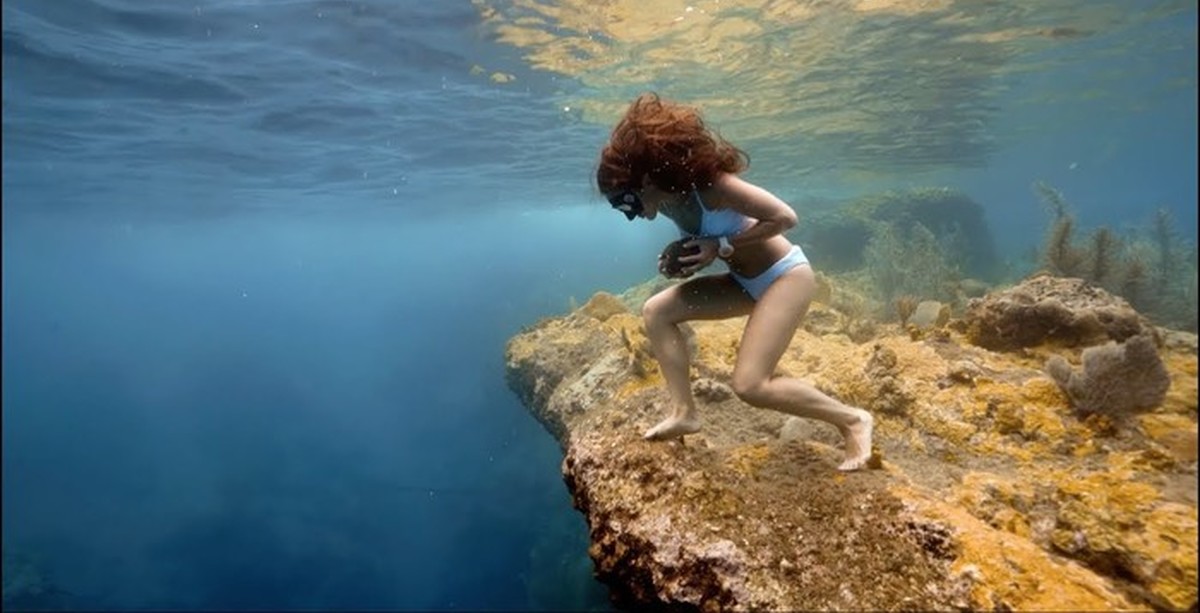 София Гомез мировая рекордсменка по фридайвингу совершила забег с камнем по дну океана