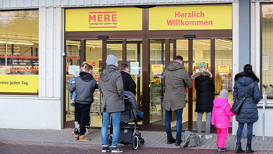 Жители Германии смели товары с полок магазинов российской сети