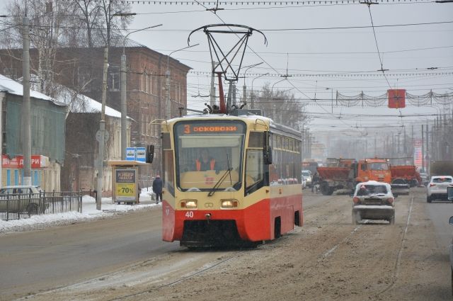 Неизвестный в Краснодаре бросил кирпич в трамвай и ранил водителя