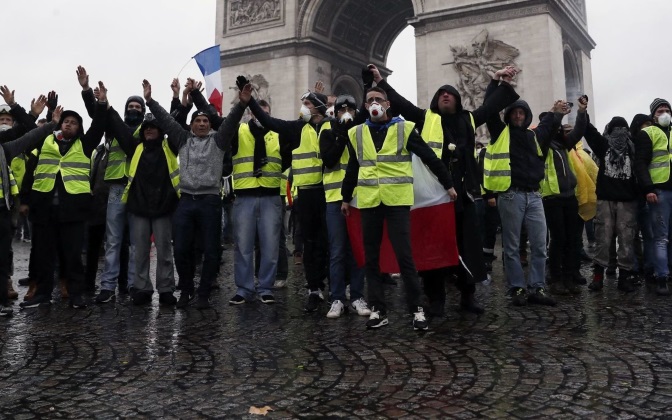 «Желтые жилеты» во Франции начали громить полицию