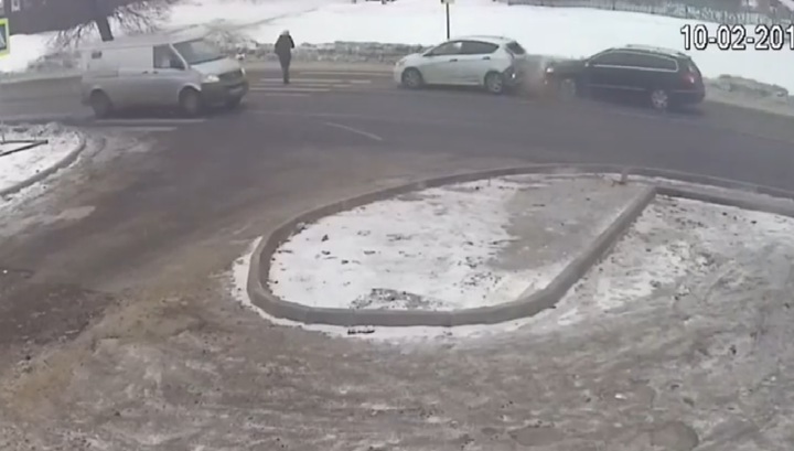 Протараненная легковушка снесла женщину-пешехода в Новой Москве. Видео
