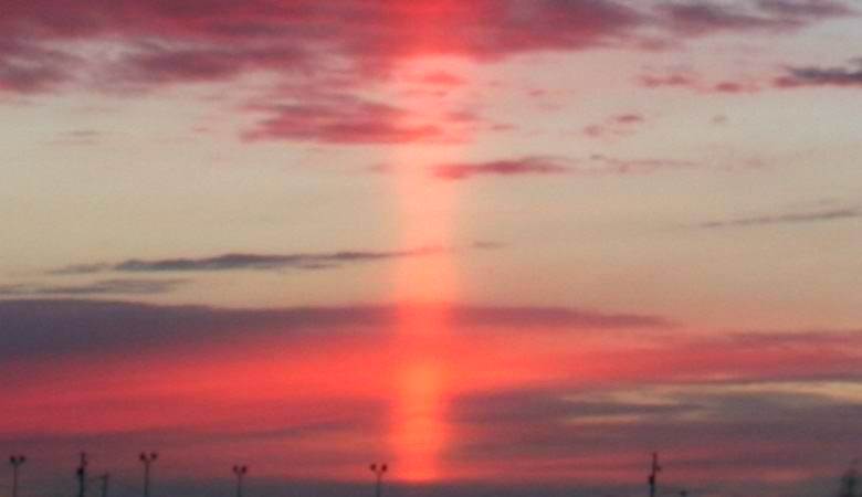 Красный «столб» возник в небе над Техасом