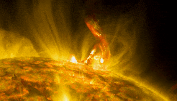 Мощная вспышка на Солнце сжигает магнитное поле Земли‍, заявили ученые