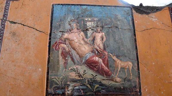 В Помпеях нашли древнюю фреску с изображением Нарцисса