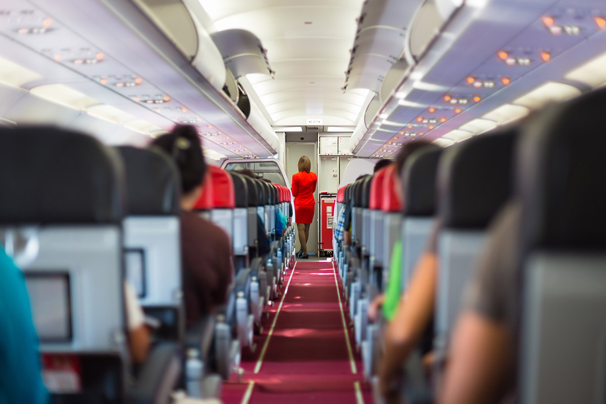 Что проверяют стюардессы, когда здороваются с пассажирами?