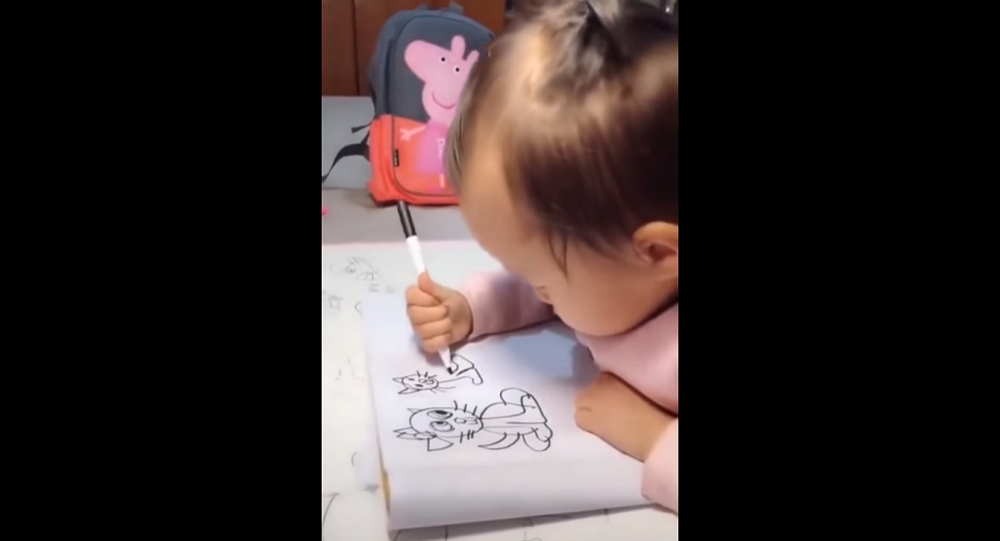 Малыш рисует на бумаге лучше любого взрослого – удивительное видео