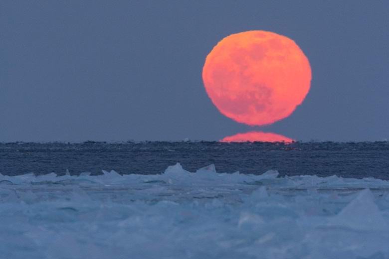 Необычную двойную луну сфотографировали в США