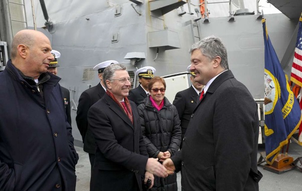 Порошенко встретился с Волкером на борту эсминца США в Одессе