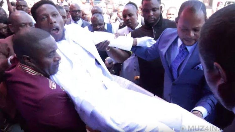 Южноафриканский пастор привёл "мёртвого" человека в чувства смешным трюком воскрешения