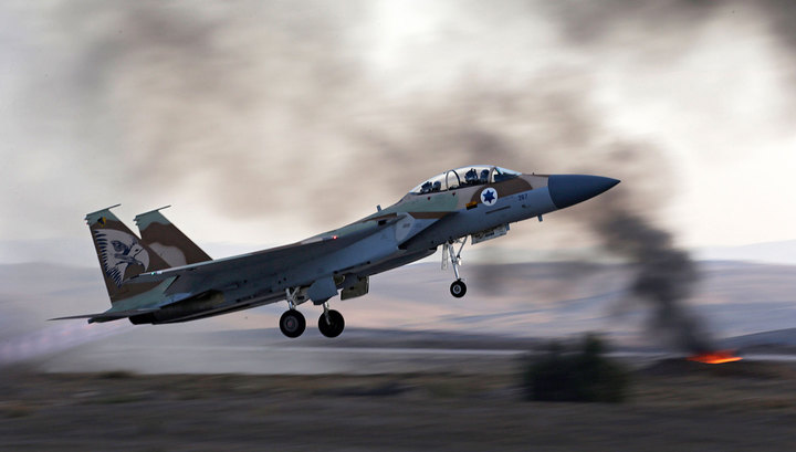 Авиация Израиля атаковала базу боевиков ХАМАС в секторе Газа в ответ на шар со взрывчаткой