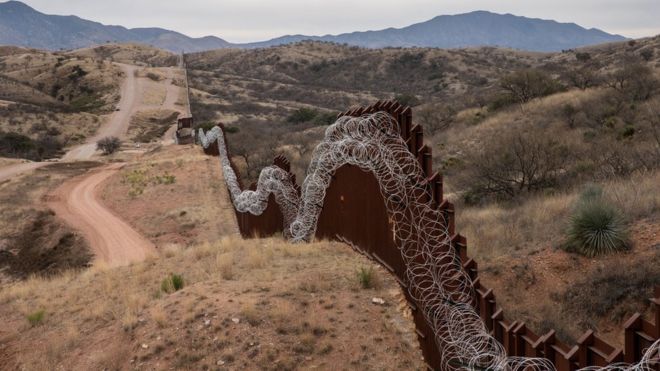 Пентагон выделил миллиард долларов на стену на границе с Мексикой