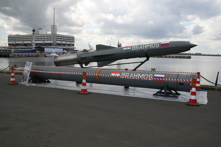 В Индии начали серийную сборку крылатых авиационных ракет "Брамос"