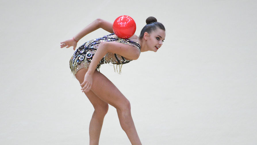 Гимнастка Дина Аверина завоевала золото в упражнениях с лентой и булавами