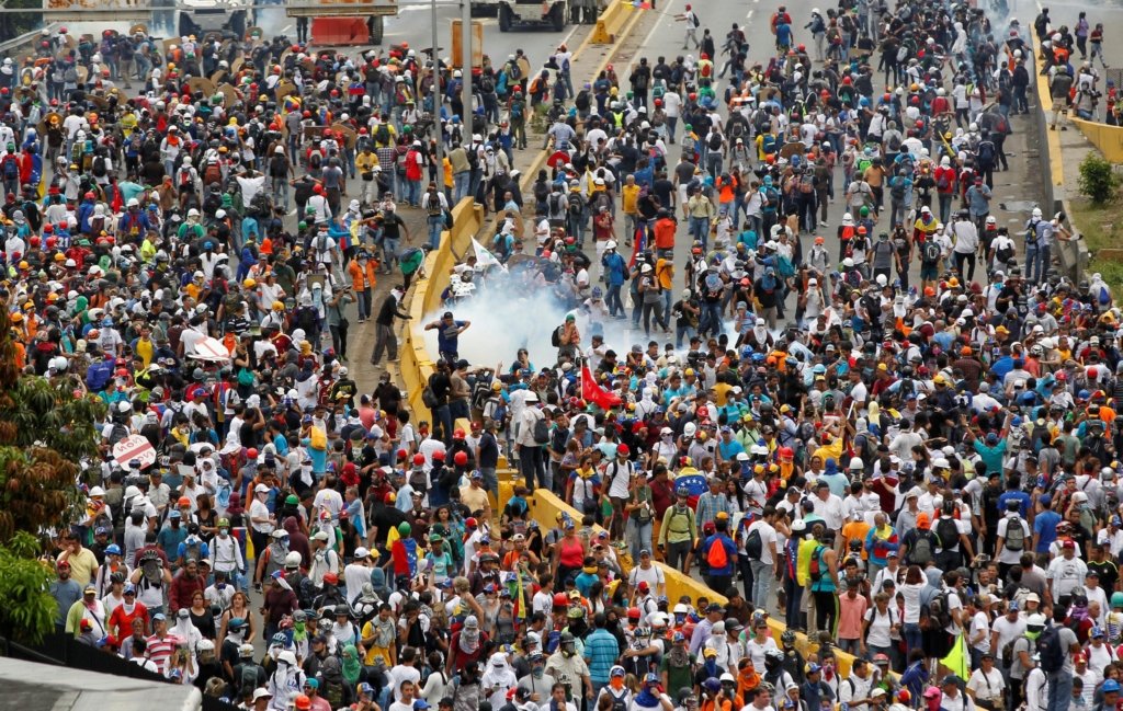 В Венесуэле расстреляли протестующих против смены власти с вертолета