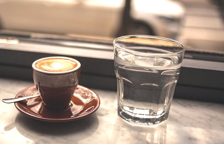 Кофе желательно пить с чистой водой