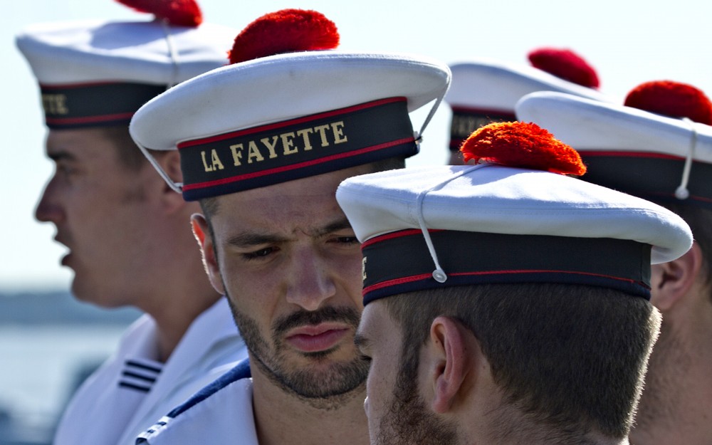 Почему у французских моряков на бескозырке красный помпон?