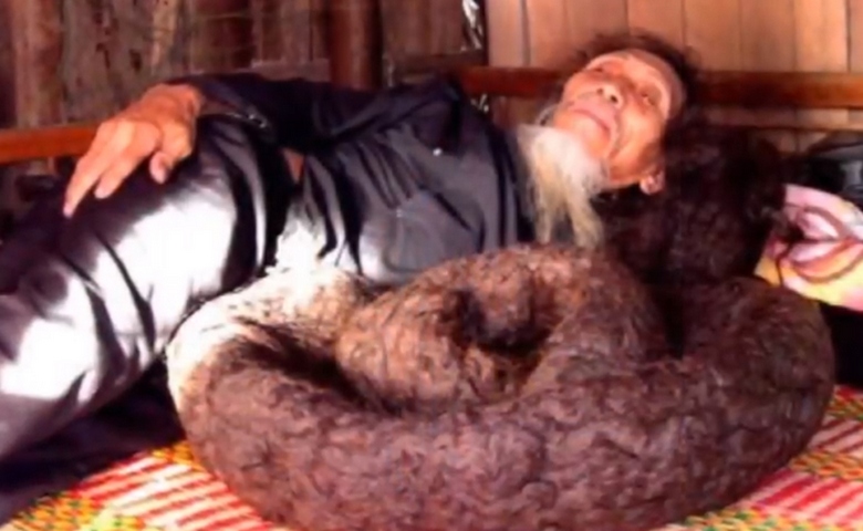 Житель Китая за 54 года отрастил волосы длиной более пяти метров