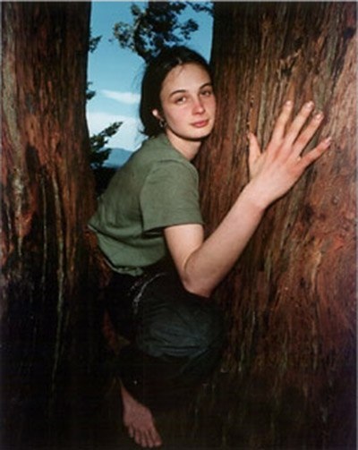 Девушка прожила два года на дереве, чтобы защитить его.