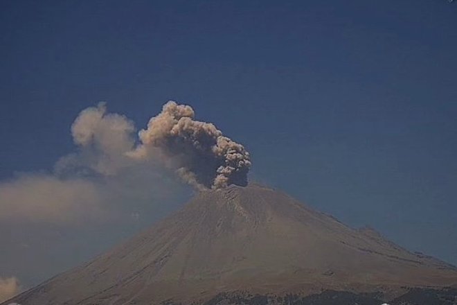В Мексике продолжает извергаться вулкан Попокатепетль