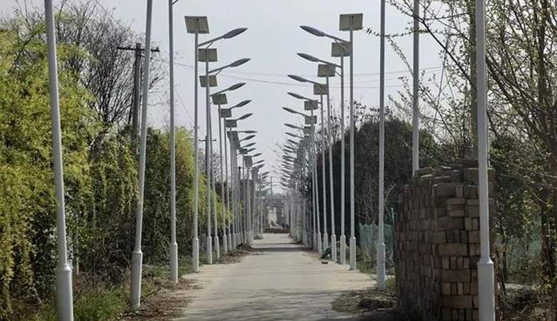В Китае огромное количество фонарей установили у деревенской дороги чтобы обхитрить чиновников