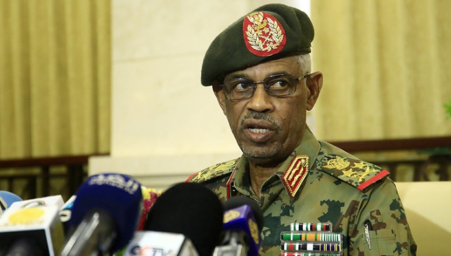 Министр обороны Судана дал присягу в качестве главы Военсовета страны