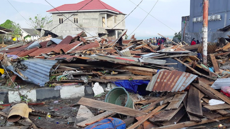 Люди спасаются от мощного землетрясения в Индонезии