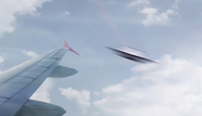 Необычный НЛО сняли из окна самолета