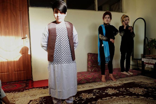 Традиция бача-пош: как афганцы превращают дочерей в сыновей
