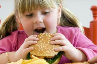 Гастроэнтеролог определила основную причину ожирения детей