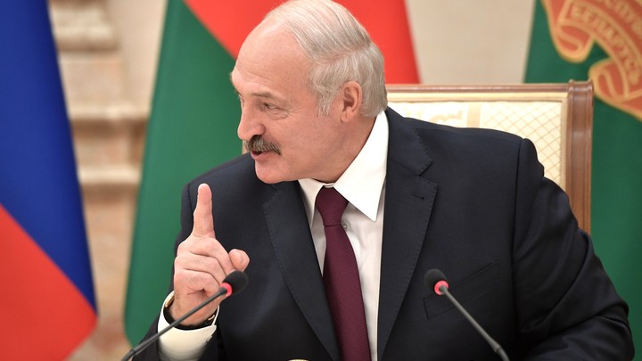 Лукашенко пригрозил "мощнейшим ответом" тем, кто "посмеет уничтожить" Белоруссию - СМИ