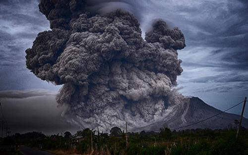 В Индонезии началось извержение гигантского вулкана