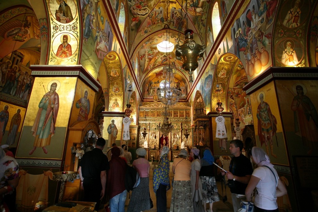 Что в православном храме неподобает делать