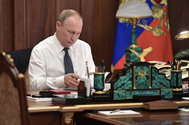 Владимир Путин: подписал указ об упрощенном порядке получения гражданства РФ для жителей Донбасса.