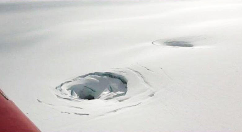 На ледниках Исландии замечены гигантские воронки