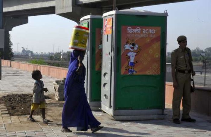 Туалетная бумага из индийского общественного туалета(2 фото)