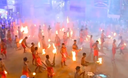 В Индии прошел языческий праздник огня, где собравшиеся бросали друг в друга горящие факелы