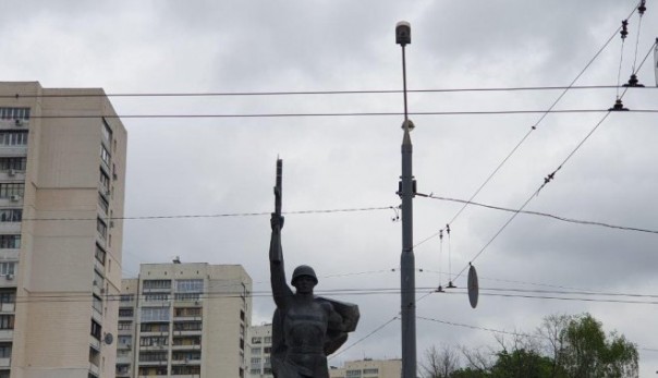 В Харькове молния срезала украинский флаг с памятника Советскому Воину-Освободителю