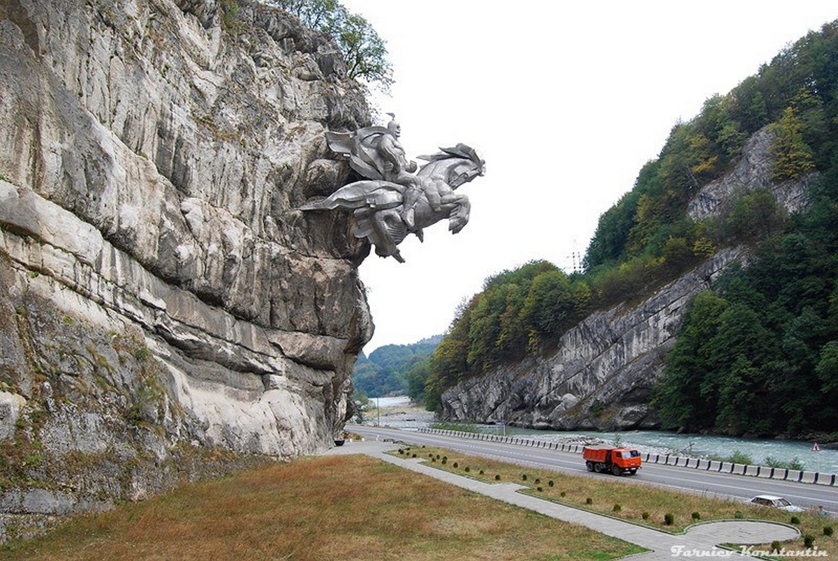Уникальный памятник «Георгий Победоносец выскакивает из скалы».